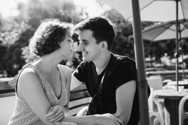 Dışarıda bir kafede oturan çift.