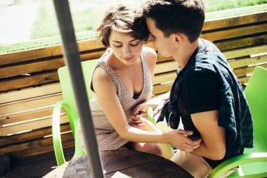 Dışarıda bir kafede oturan çift.