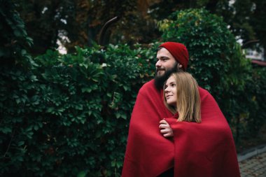 Parkta poz veren çift