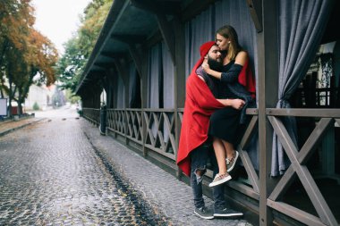 bir şehir sokak poz Çift