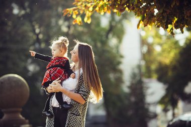 Anne ve küçük kızı bir parkta oynarken