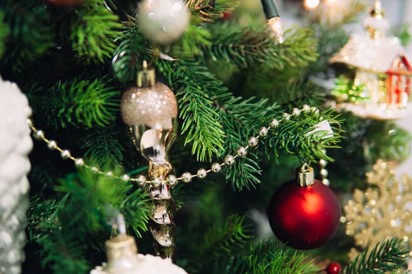 Rama de árbol de Navidad con juguetes —  Fotos de Stock