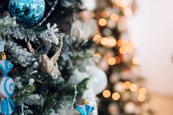 Rama de árbol de Navidad con juguetes —  Fotos de Stock