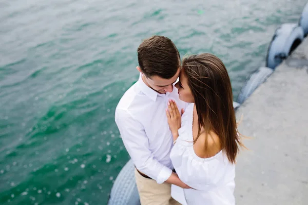 Mann und Frau posieren am See — Stockfoto