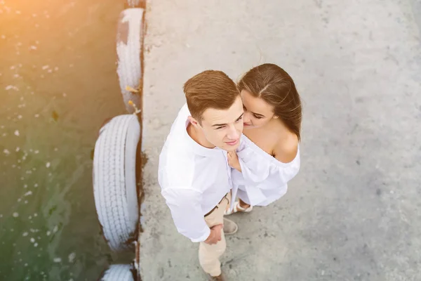 Mann und Frau posieren am See — Stockfoto