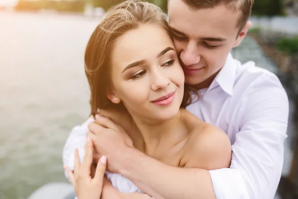 Man en vrouw die zich voordeed op het meer — Stockfoto