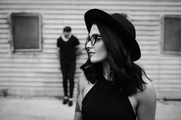 Girl posing against background of a wall — Stock Photo, Image