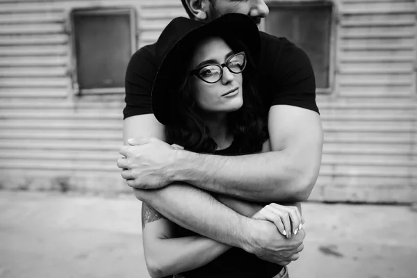 Guy hugging his girlfriend from behind — Stock Photo, Image