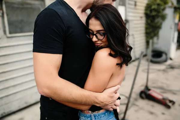 Pria dan gadis dalam pelukan masing-masing — Stok Foto