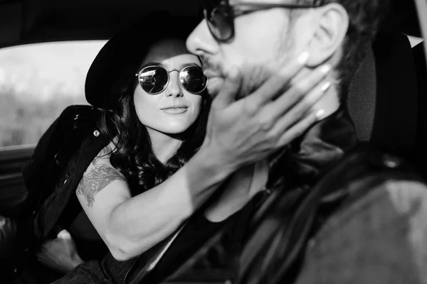 Retrato de jovem casal bonito no carro — Fotografia de Stock