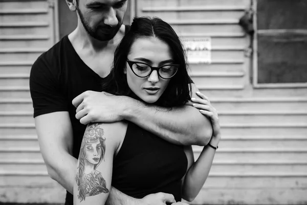 Adam kız arkadaşı arkadan sarılma — Stok fotoğraf