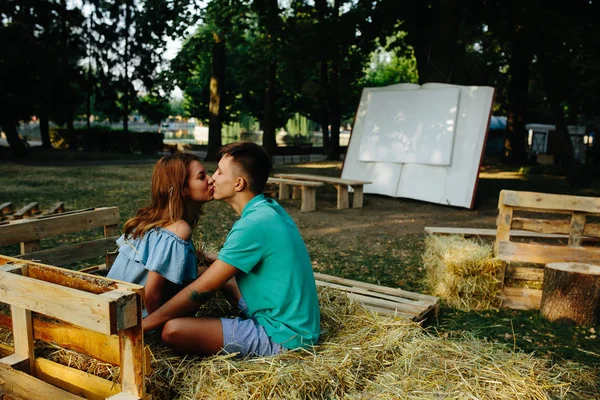 Férfi és nő szórakozás a parkban — Stock Fotó