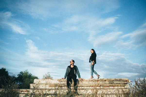 Unga vackra paret poserar mot himlen — Stockfoto