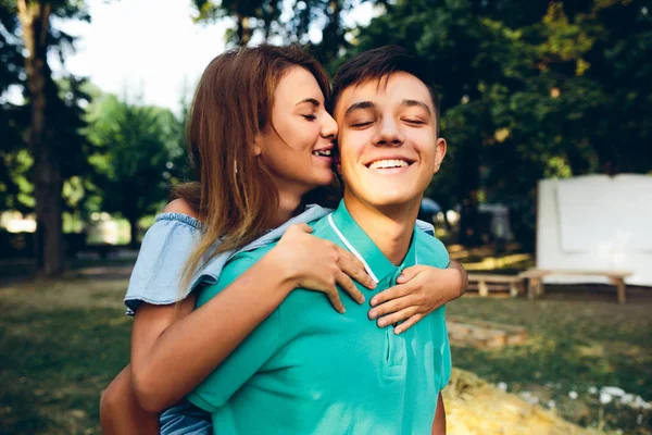 Homem carrega uma menina em suas costas — Fotografia de Stock