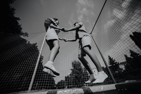 Pareja saltando en trampolín en el parque — Foto de Stock