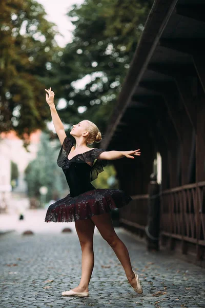 Bailarina posando en el centro de ciudad —  Fotos de Stock