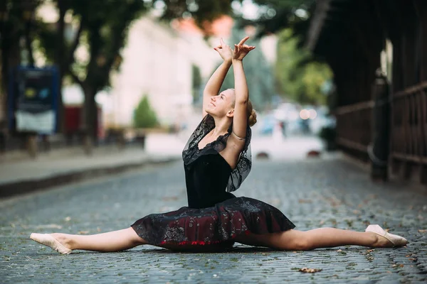 Bailarina haciendo las divisiones —  Fotos de Stock