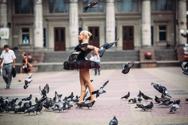 Ballerine posant parmi les oiseaux — Photo