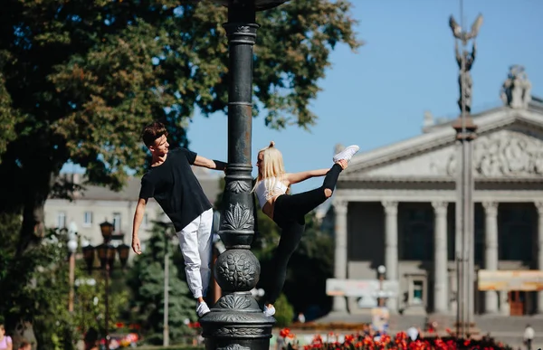 Homme et femme exécutant des tours acrobatiques — Photo