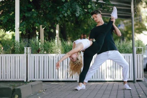 Mannen och kvinnan dansar i en park — Stockfoto