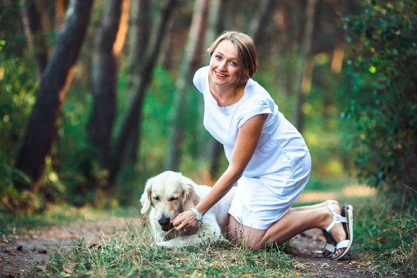 Hermosa mujer embarazada y su perro — Foto de Stock