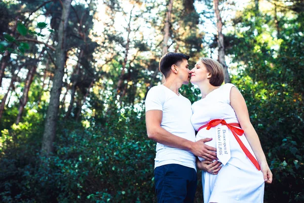 Moglie incinta e suo marito nel parco — Foto Stock