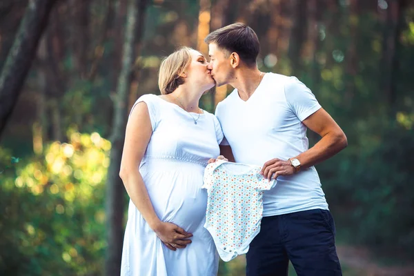 Femme enceinte et son mari dans le parc — Photo