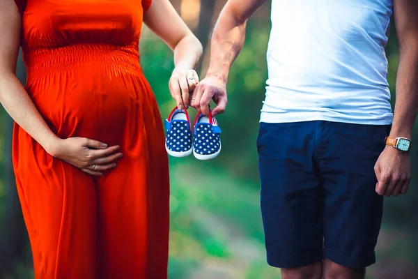 Esposa e marido segurando sapatos de bebê — Fotografia de Stock