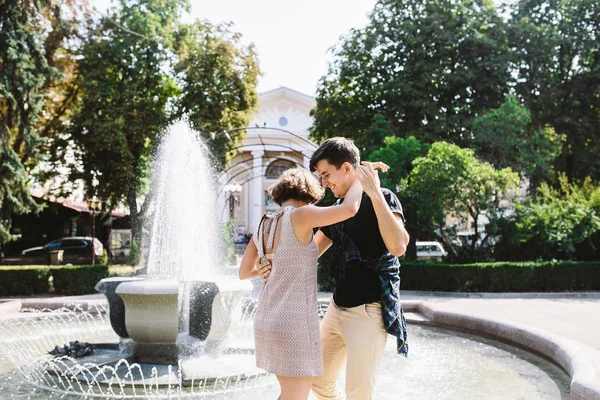 Красива молода пара на фонтані — стокове фото