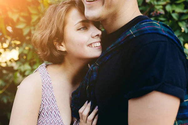 Chico y chica en el parque —  Fotos de Stock