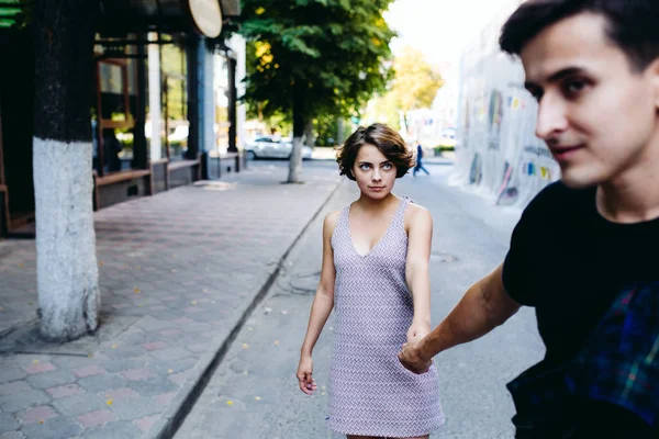 Coppia che cammina per strada tenendosi per mano — Foto Stock