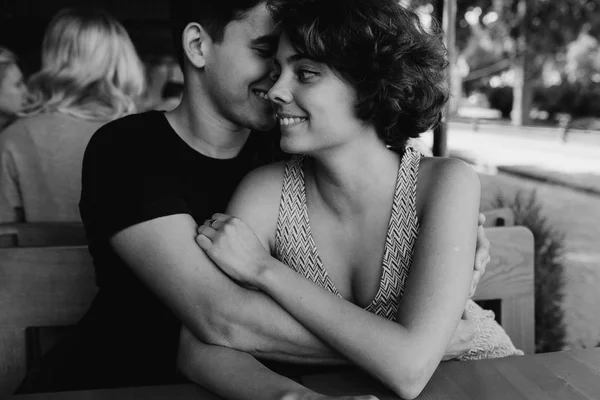 Paar sitzt draußen in einem Café — Stockfoto