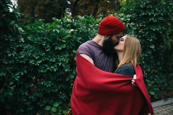 Homme et femme s'embrassent dans le parc — Photo