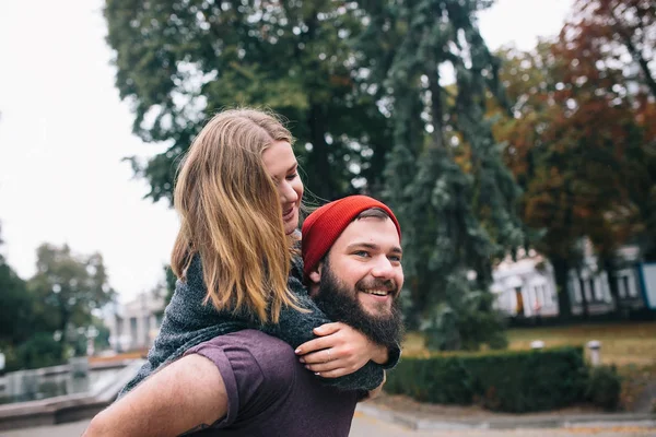 L'uomo porta la sua ragazza sul retro — Foto Stock