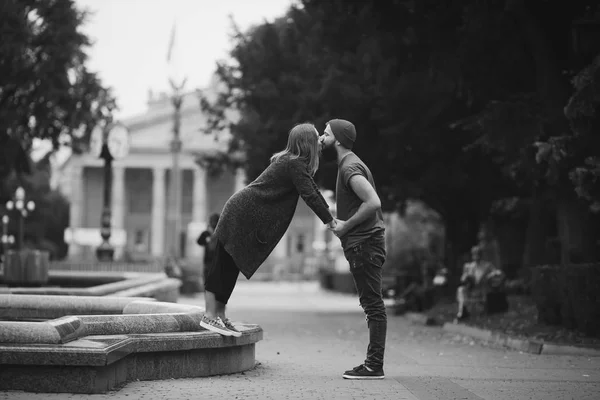 Uomo e donna si baciano per strada — Foto Stock