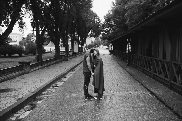 Paar poseren op een stad straat — Stockfoto