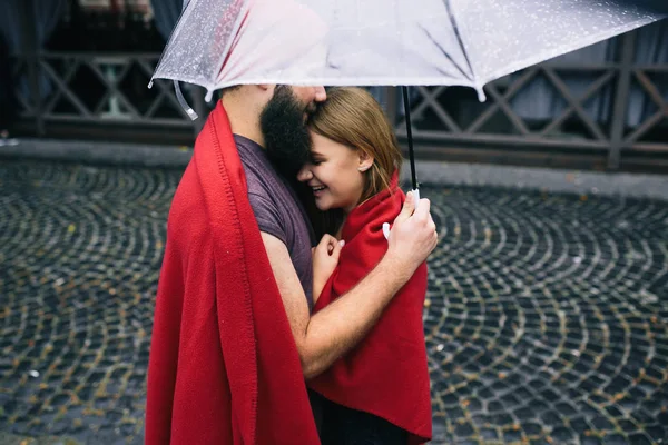 Chico y chica bajo un paraguas —  Fotos de Stock