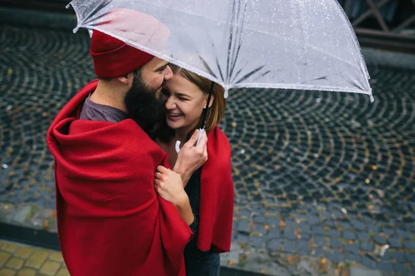 Cara e menina sob um guarda-chuva — Fotografia de Stock