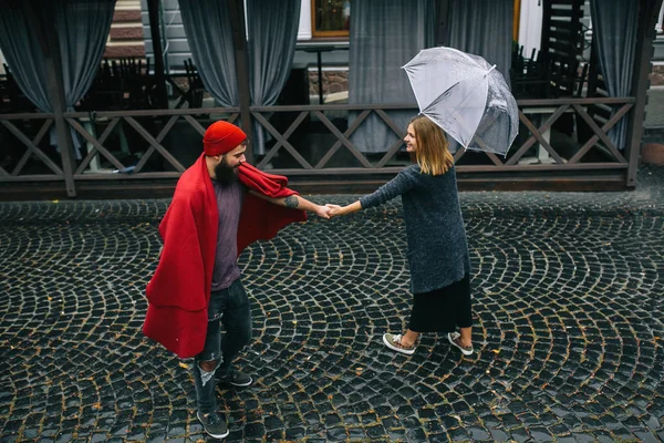 Cara e menina sob um guarda-chuva — Fotografia de Stock