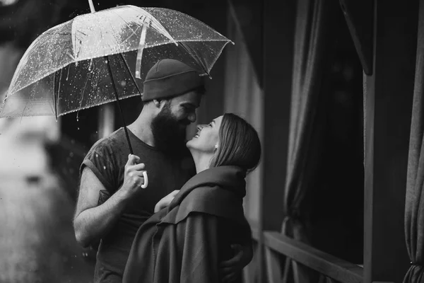 Cara e menina sob um guarda-chuva — Fotografia de Stock