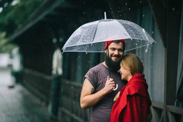 Cara e menina sob um guarda-chuva — Fotografia de Stock