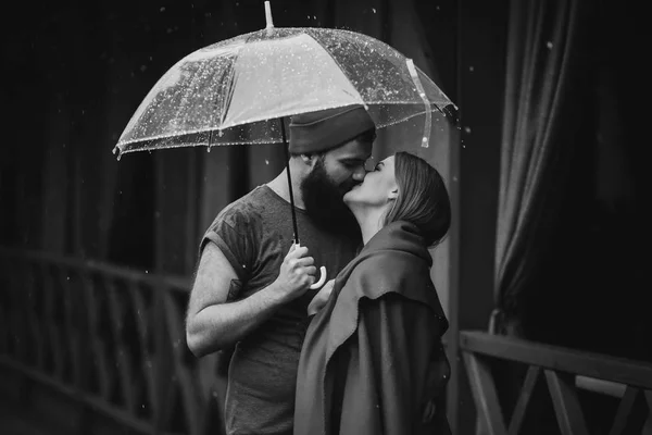 Guy et fille sous un parapluie — Photo