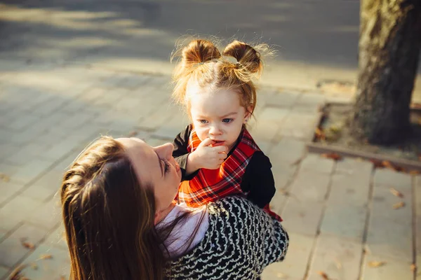 Mutter und kleine Tochter spielen im Park — Stockfoto