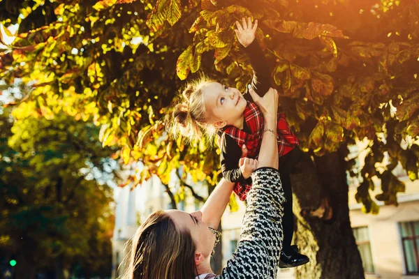 Madre e figlioletta che giocano in un parco — Foto Stock