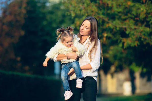 Mama i córeczka w parku — Zdjęcie stockowe