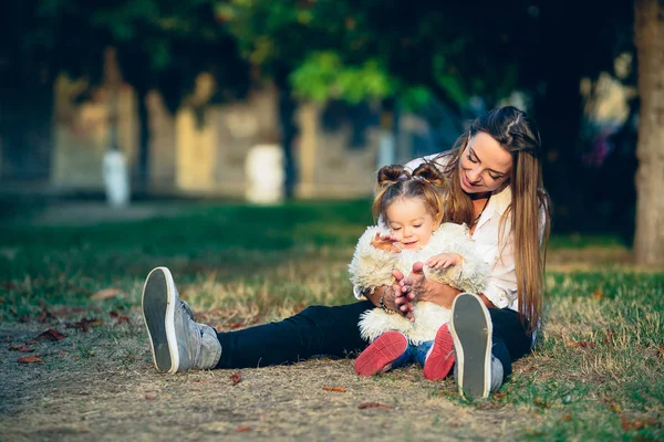 Mère et petite fille dans un parc — Photo