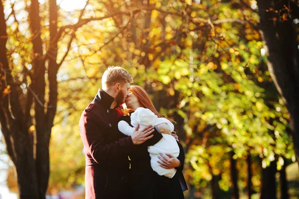 Jeune famille et fils nouveau-né dans le parc d'automne — Photo