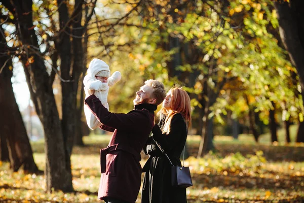 Ung familj och nyfödde son i höst park — Stockfoto