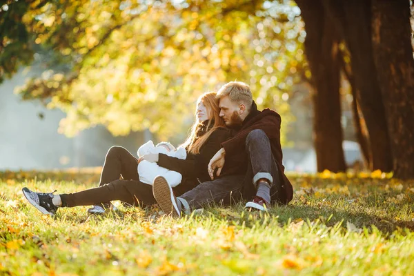 Młode rodziny i nowo narodzonego syna w jesienny park — Zdjęcie stockowe