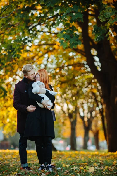 Młode rodziny i nowo narodzonego syna w jesienny park — Zdjęcie stockowe